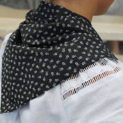 Foulard noir à fleurs blanches