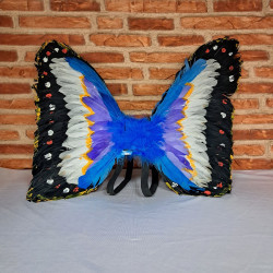 Alas de mariposa con plumas multicolores